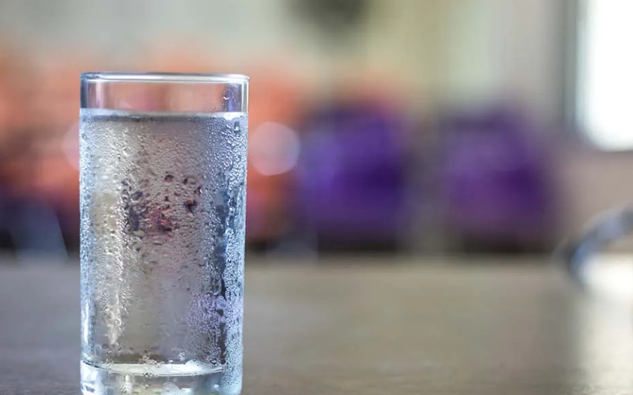 ดื่มน้ำให้เพียงพอ เพิ่มน้ำนมแม่