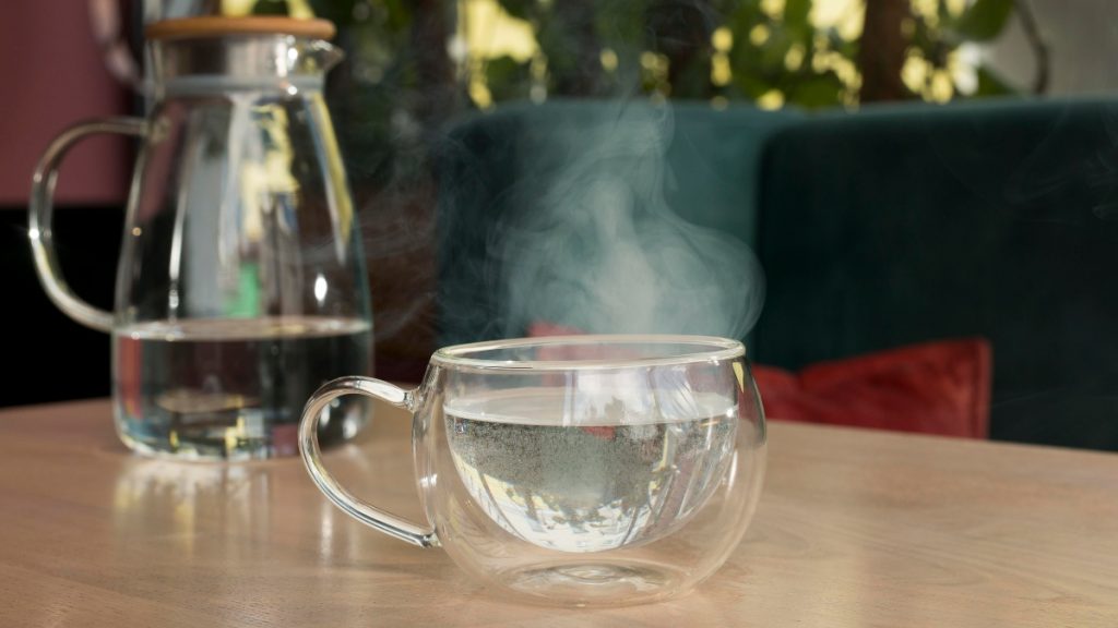 ดื่มน้ำให้เพียงพอ เพิ่มน้ำนมแม่